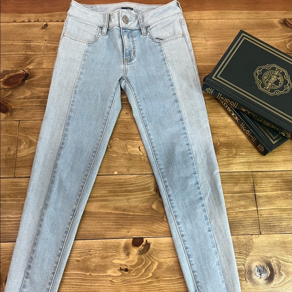 American Eagle Light Wash Distressed Cropped Jegging Size 0